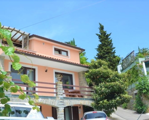 Detached house in Portoroz with 3 separate apartments