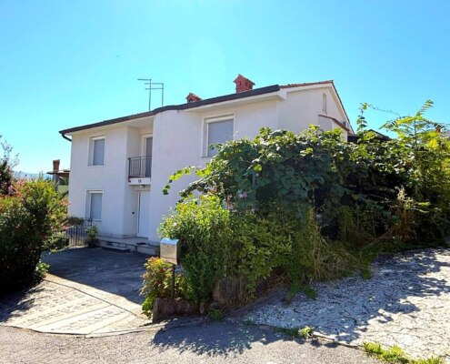 House with three separate apartments and a Mediterranean garden above Izola