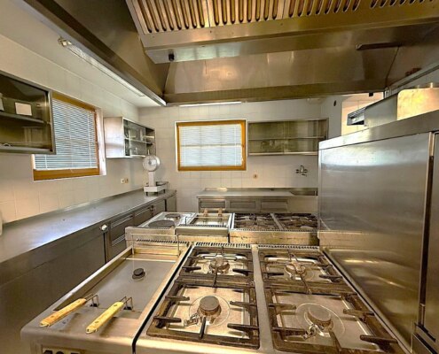 Turistični kompleks z restavracijo in apartmaji v bližini Ljubljane