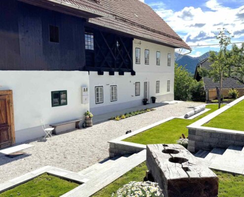 Zgodovinsko alpsko posestvo v bližini Blejskega jezera