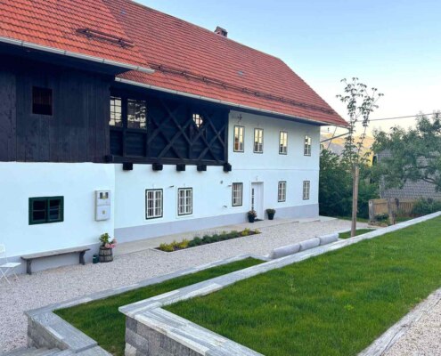 Zgodovinsko alpsko posestvo v bližini Blejskega jezera