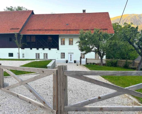 Zgodovinsko alpsko posestvo v bližini Blejskega jezera
