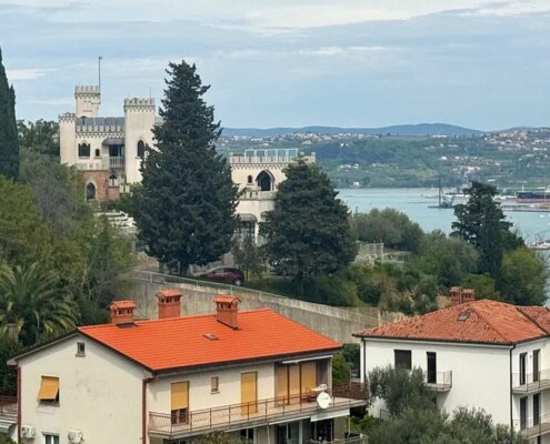 Hiša s pogledom na morje v Kopru — Semedela