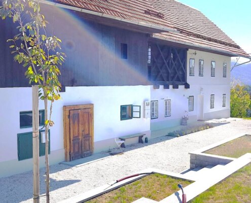 Zgodovinsko alpsko posestvo v bližini Blejskega jezera